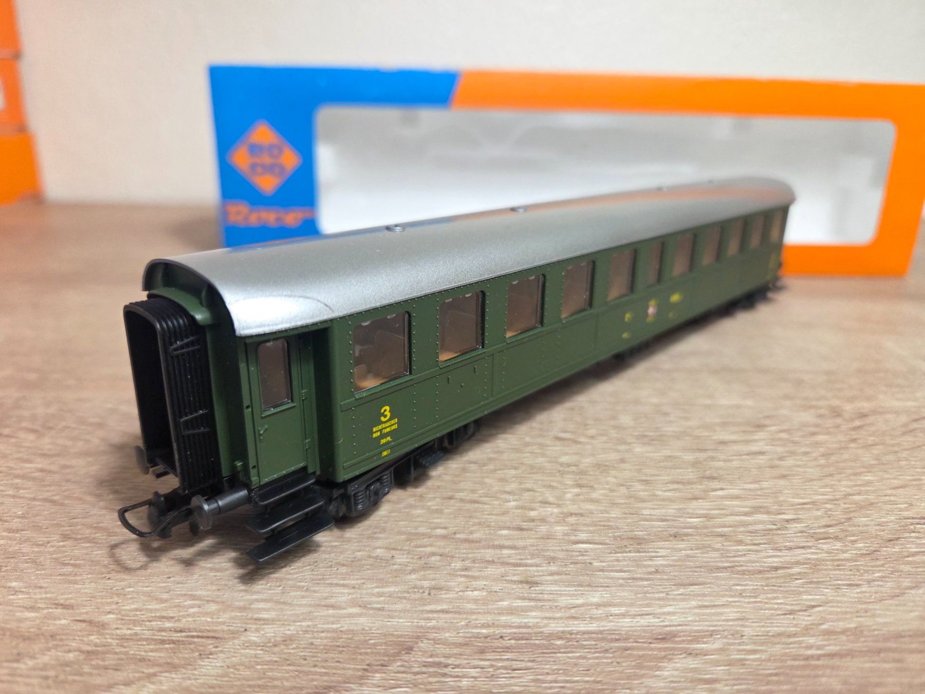 Roco Modellini di ferrovie: Roco 44200B Personenwagen 3.Kl SBB H0 – Nuovo e nell'imballaggio originale da St-Aubin-Sauges venduto da Lo_Go 2