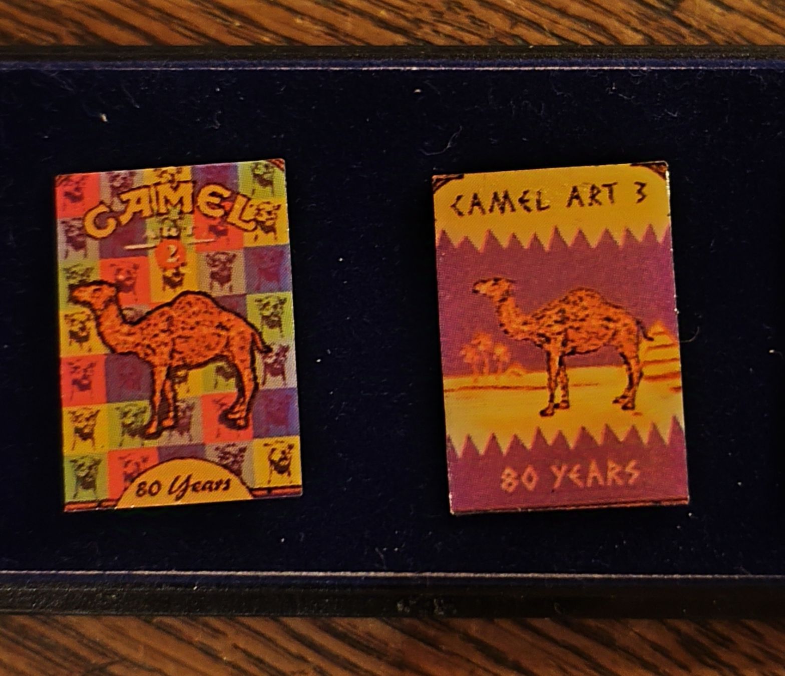 Camel Placchette & Badge: Camel Jubiläums-Pins – Nuovo e nell'imballaggio originale da Brienzwiler venduto da Nytt-och-Bytt 3