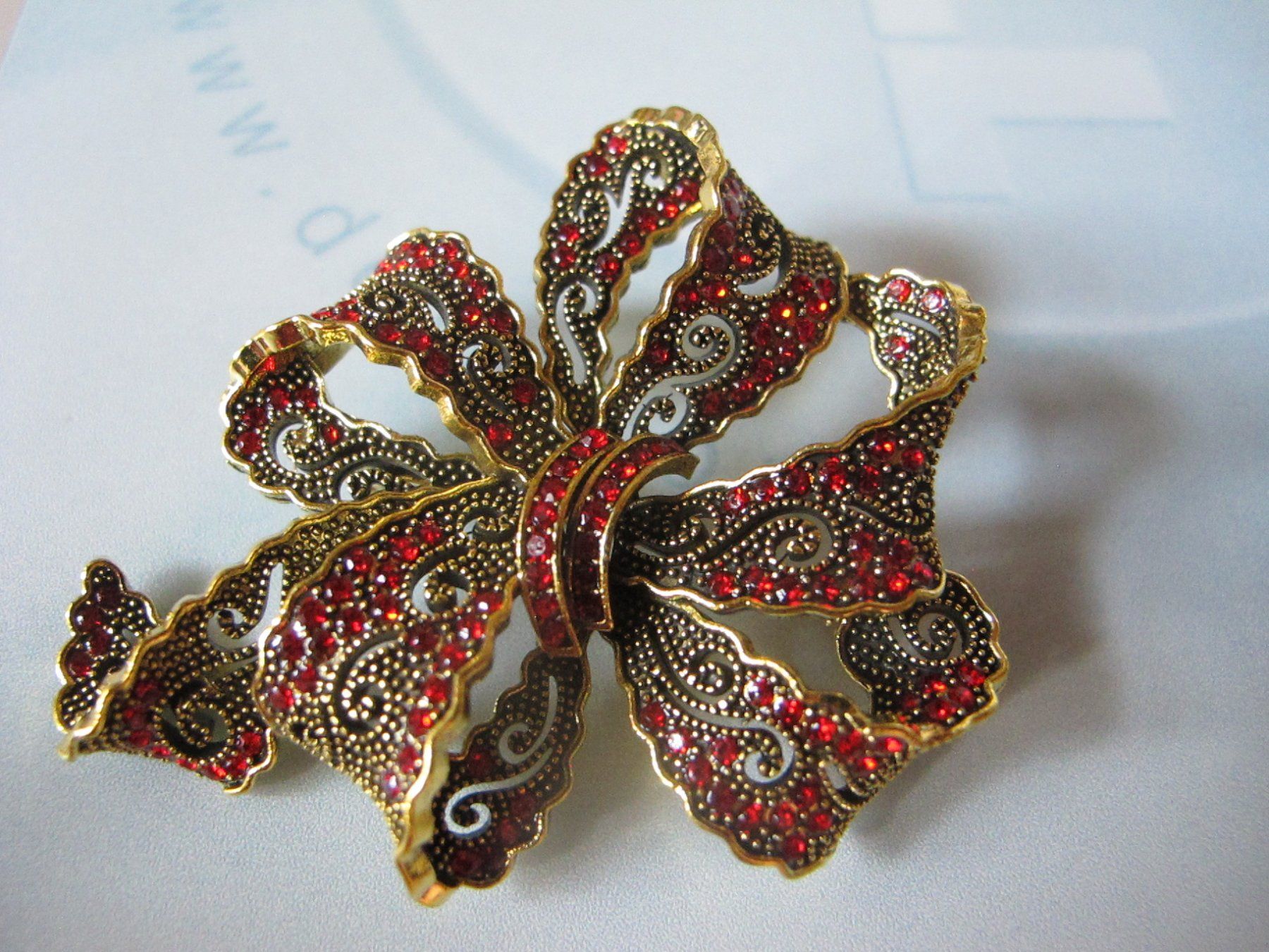 Broches & Aiguilles: Wunderschöne Brosche Schleife, rot Strass, Goldfarben, Top! – Neuf (Voir description) à Löhningen par Chimae67 4