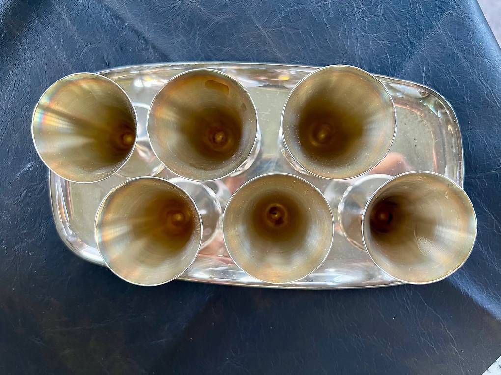 Set di piatti: Likörbecher mit Servicetablett Vintage. Versilbert? – Usato da Hinwil venduto da vibi55 1