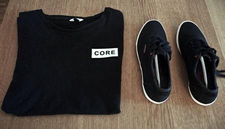 Jack&Jones T-Shirt (Grösse S)  und Sneakers (Grösse 40)