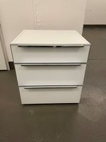 Nachttisch Weiss 3 Schubladen Metallgriffe guter Zustand