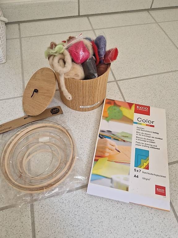 Kit bricolage: Lana cardata e fogli – Usato da Aurigeno venduto da dan_2xx2