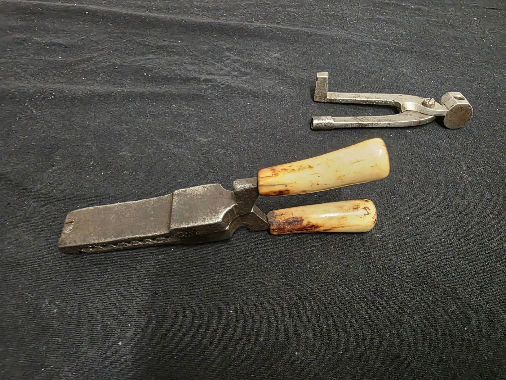 Tutti gli attrezzi: 2 Antike Geschossgiess-Set mit Zange,  Kugelzange – Usato da Wolfertswil venduto da Antiko 6