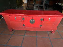 Grosses, asiatisches Sideboard rot