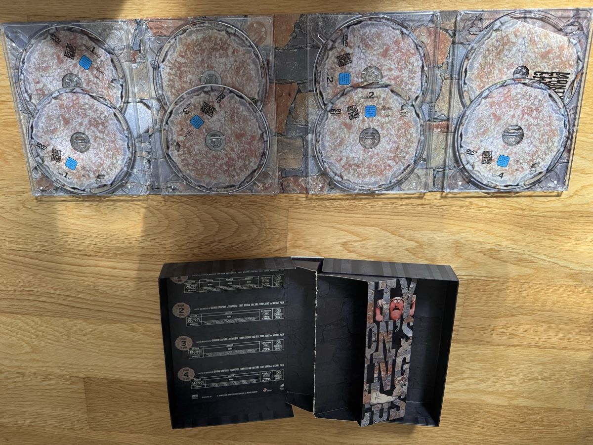 Tutti i DVDs: Monty Python's Flying Circus Complete Series DVD Box Set – Nuovo (secondo la descrizione) da Luzern venduto da sil_l2nn 2