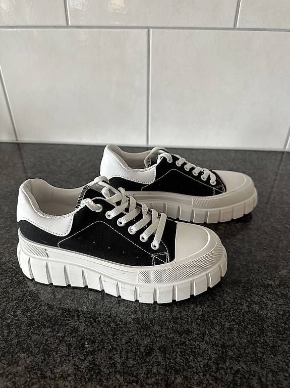 Chaussures femmes: Schwarz/weiss Sneaker, Gr 37 – D'occasion à Bazenheid par ManilaGrace