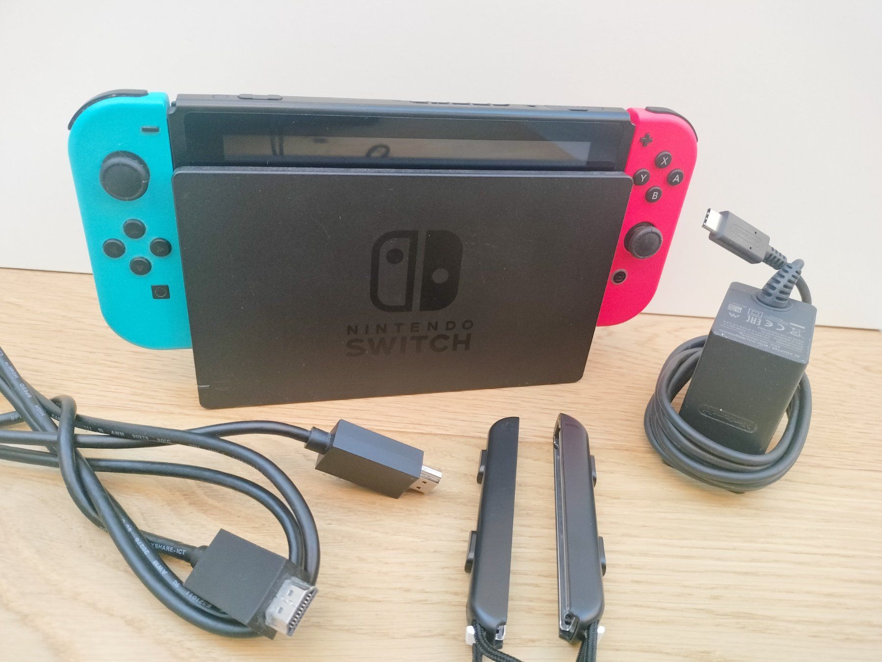 Nintendo Konsolen: Nintendo Switch rot/blau Komplettset – Gebraucht aus Wil SG von kaizzen