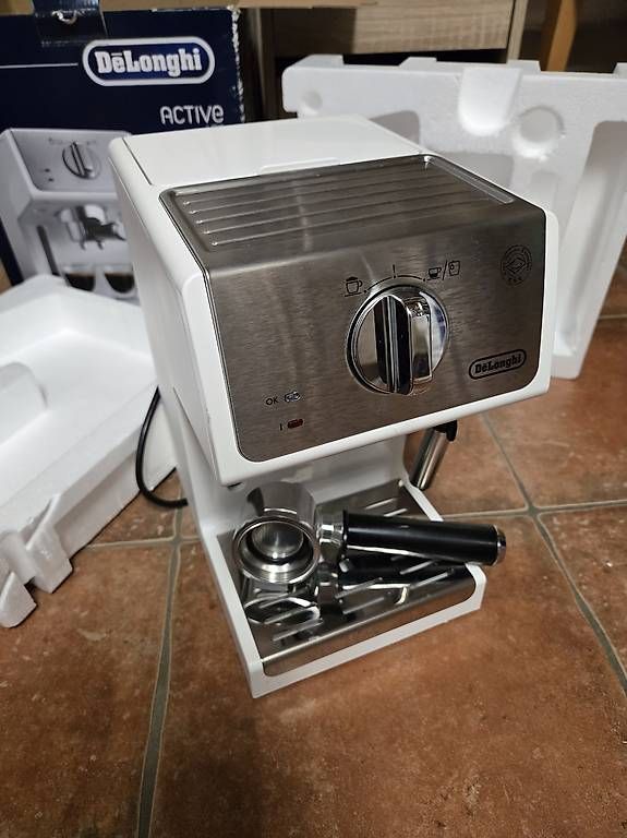 Machines à café & Machines à expresso: Machine a café DeLonghi Active Line – Neuf avec emballage d'origine à Arconciel par gab_c8l2