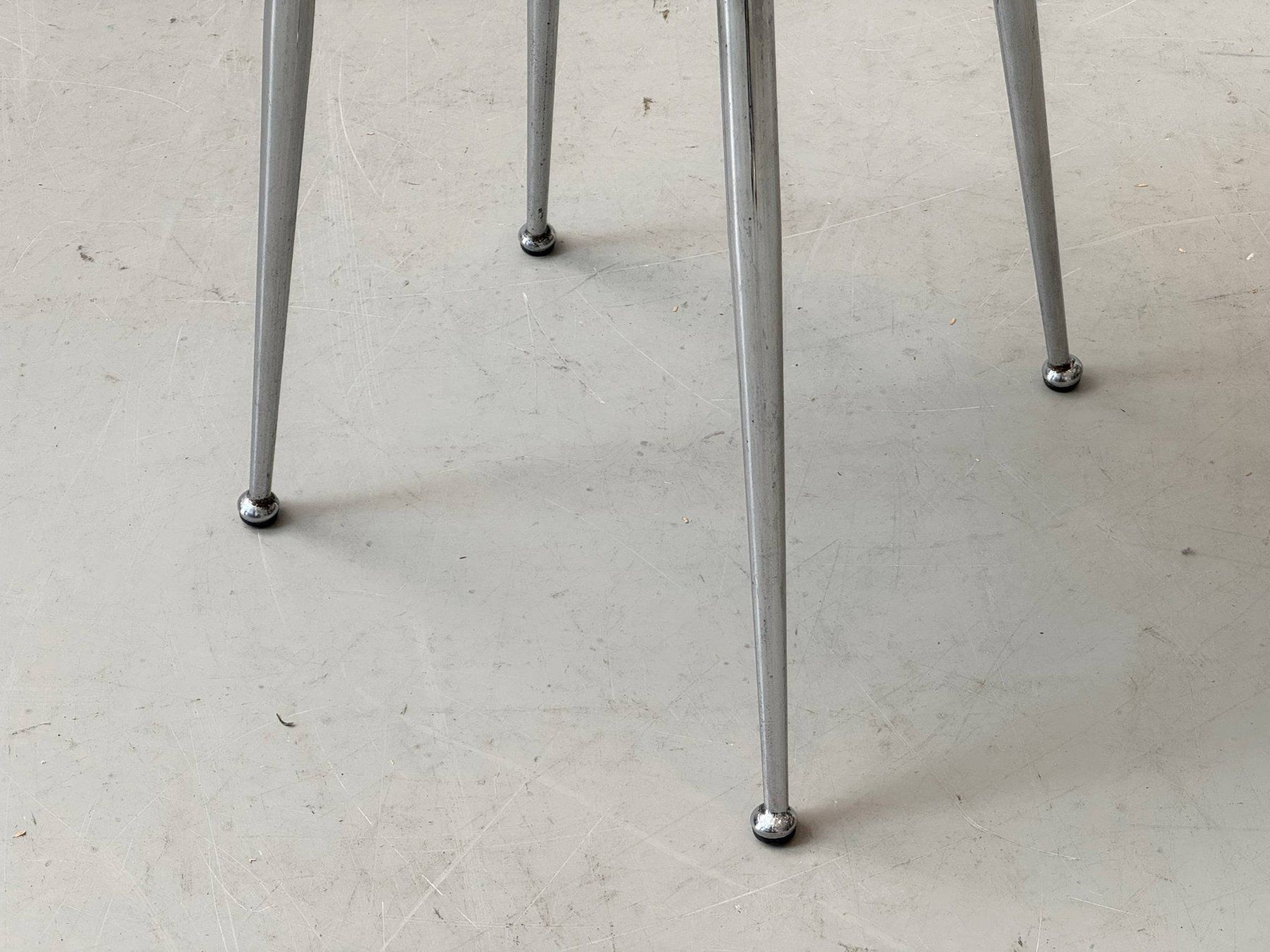 Hocker: Vintage Hocker mit rotem Polster und Chromgestell, 60er – Gebraucht aus Zürich von LeMoege 7