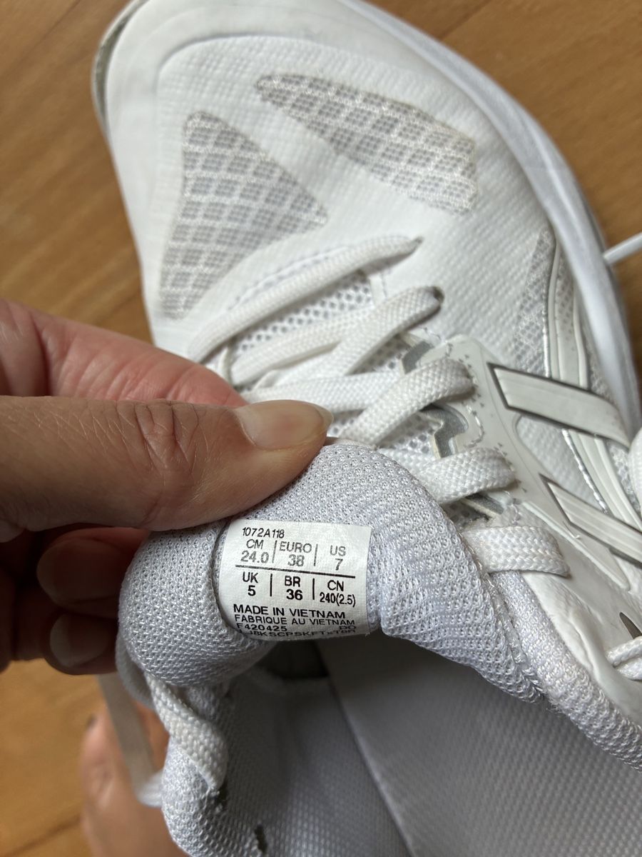 Asics Scarpe per ragazzi: Asics Hallenturnschuhe Gr.38 – Usato da Gachnang venduto da Liv014 3