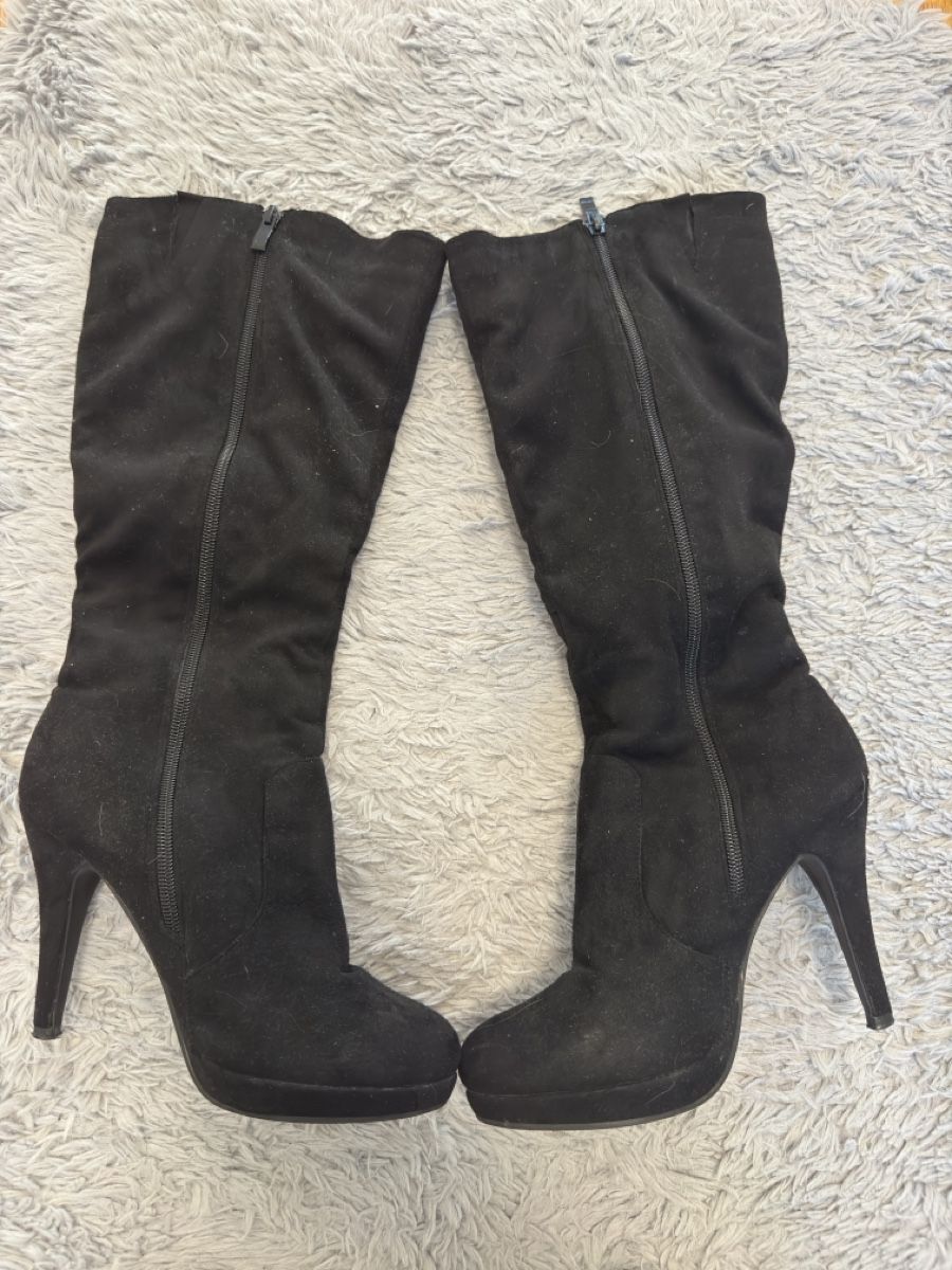 Scarpe da donna: Schwarze Wildleder Stiefel mit Absatz, Grösse 39 – Nuovo (secondo la descrizione) da Arlesheim venduto da Eli_77 1