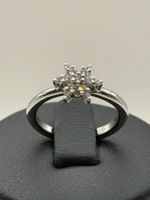 Bague en or blanc sertie de diamants en motif floral – T.50