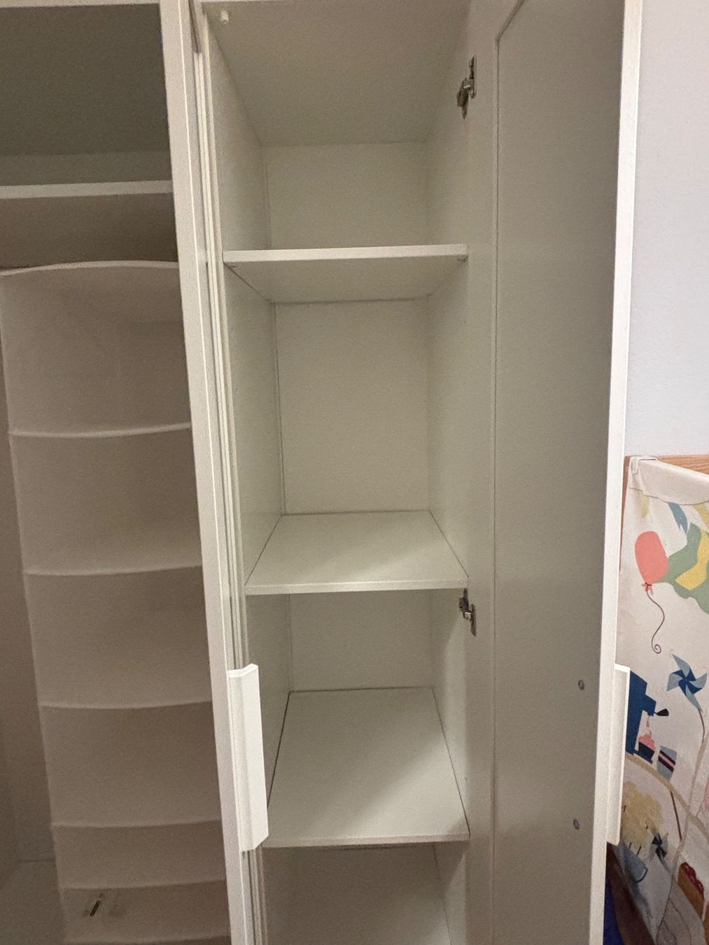 Armoires: White Wardrobe with Mirror - Stylish Storage Solution – D'occasion à Bern par kha_5nq6 4