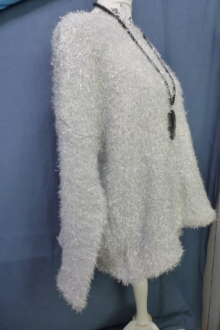Maglioni & Felpe: PULLOVER IN SILBER FRANSENPULLOVER KRATZT NICHT GR XL WEIT – Nuovo (secondo la descrizione) da Kreuzlingen venduto da ang_7k8d 3