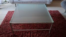 Salontisch mit Glasplatte auf Metallgestell