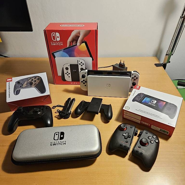 Nintendo Konsolen: Nintendo Switch Oled mit viel Zubehör – Gebraucht aus Olten von -Enzian-