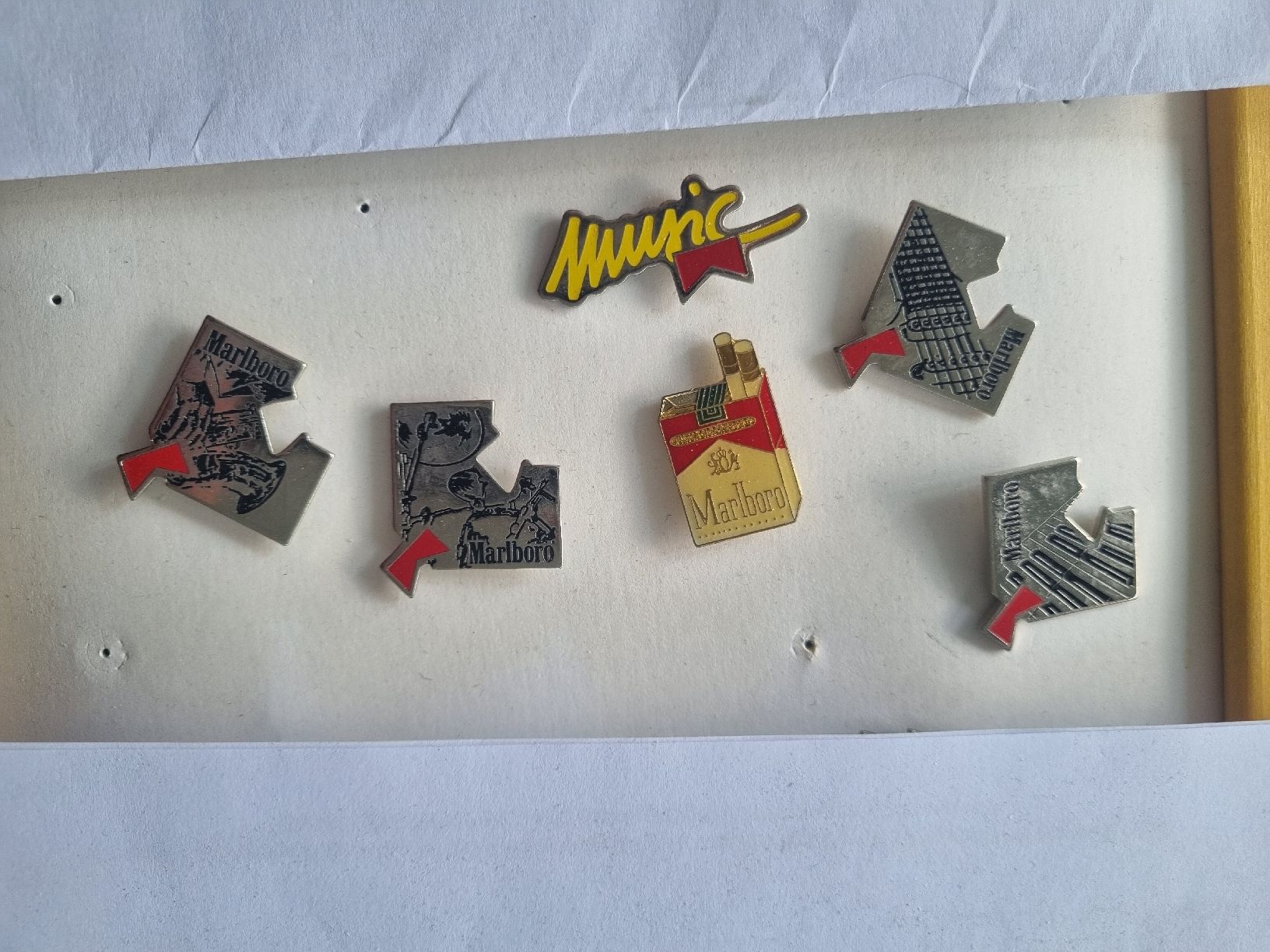 Marlboro Placchette & Badge: 6 Marlboro Pins – Usato da Adlikon b.Regensdf venduto da attila63