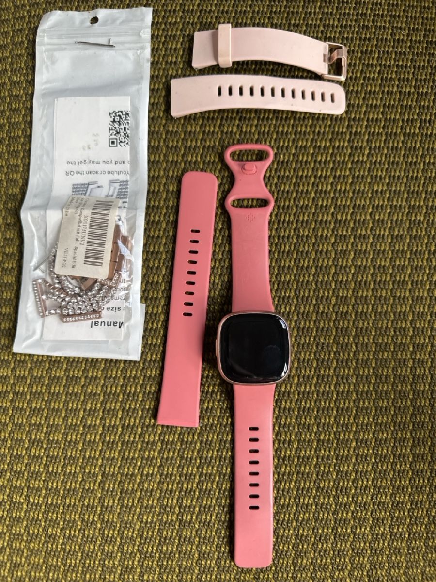 Fitbit Smartwatch: Fitbit versa 4 mit Zubehör  – Gebraucht aus Basel von Marlise015 1