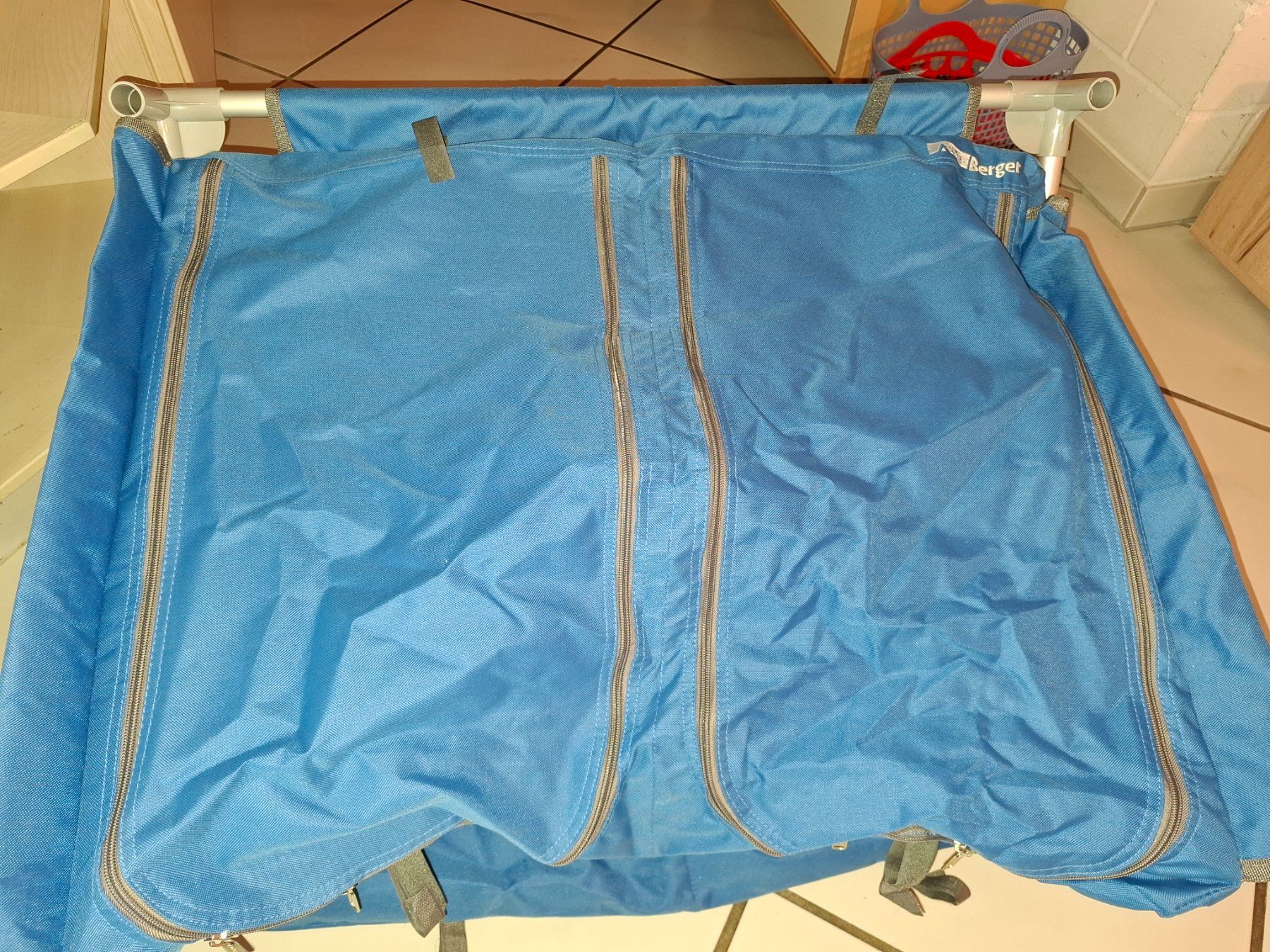 Cucine complete: Berger Küchenbox blau 4-Fächer – Usato da Domat/Ems venduto da Buendnerin_92 1