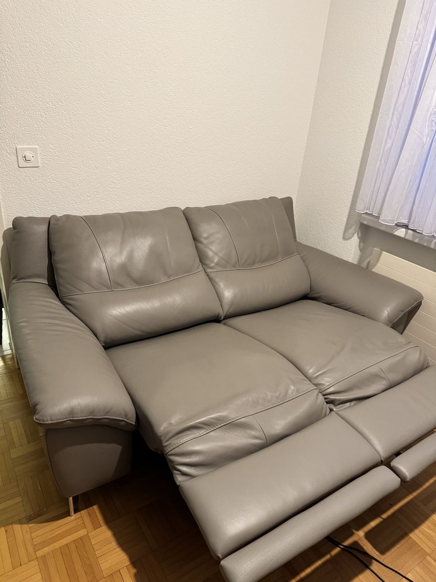 Sofas: Gemütliches 2er Sofa, Leder, Relaxfunktion, Grau, elektrisch – Neuf (Voir description) à Dübendorf par Amar.R 1