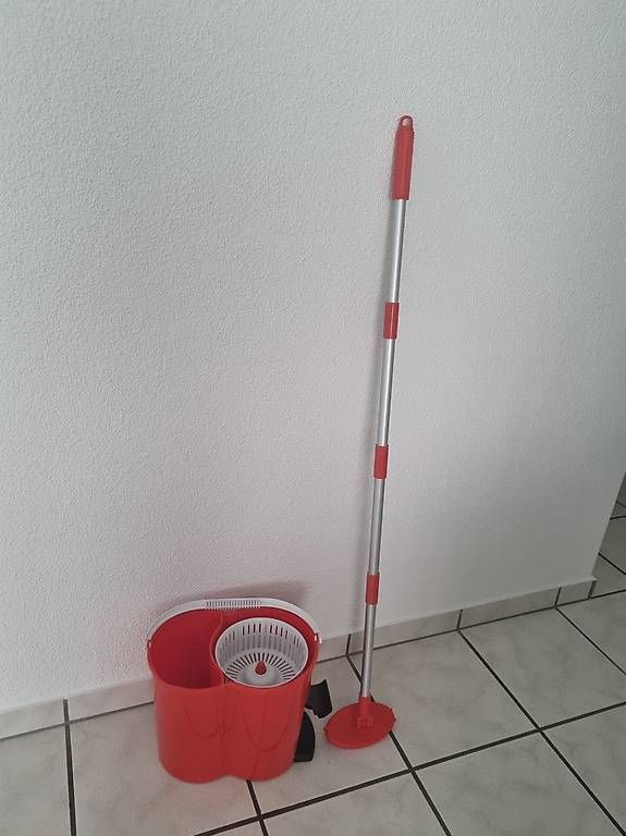 Sonstiges für Haushalt & Wohnen: Putzeimer und Wischer – Gebraucht aus Vaduz von Luardya