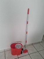 Putzeimer und Wischer