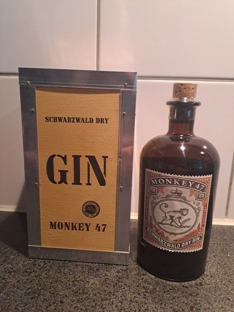Monkey 47 Spiritueux: Monkey 47 Gin Distiller's Cut 2016 mit Goldring und Box – Neuf avec emballage d'origine à Elsau par Kellerraeumung