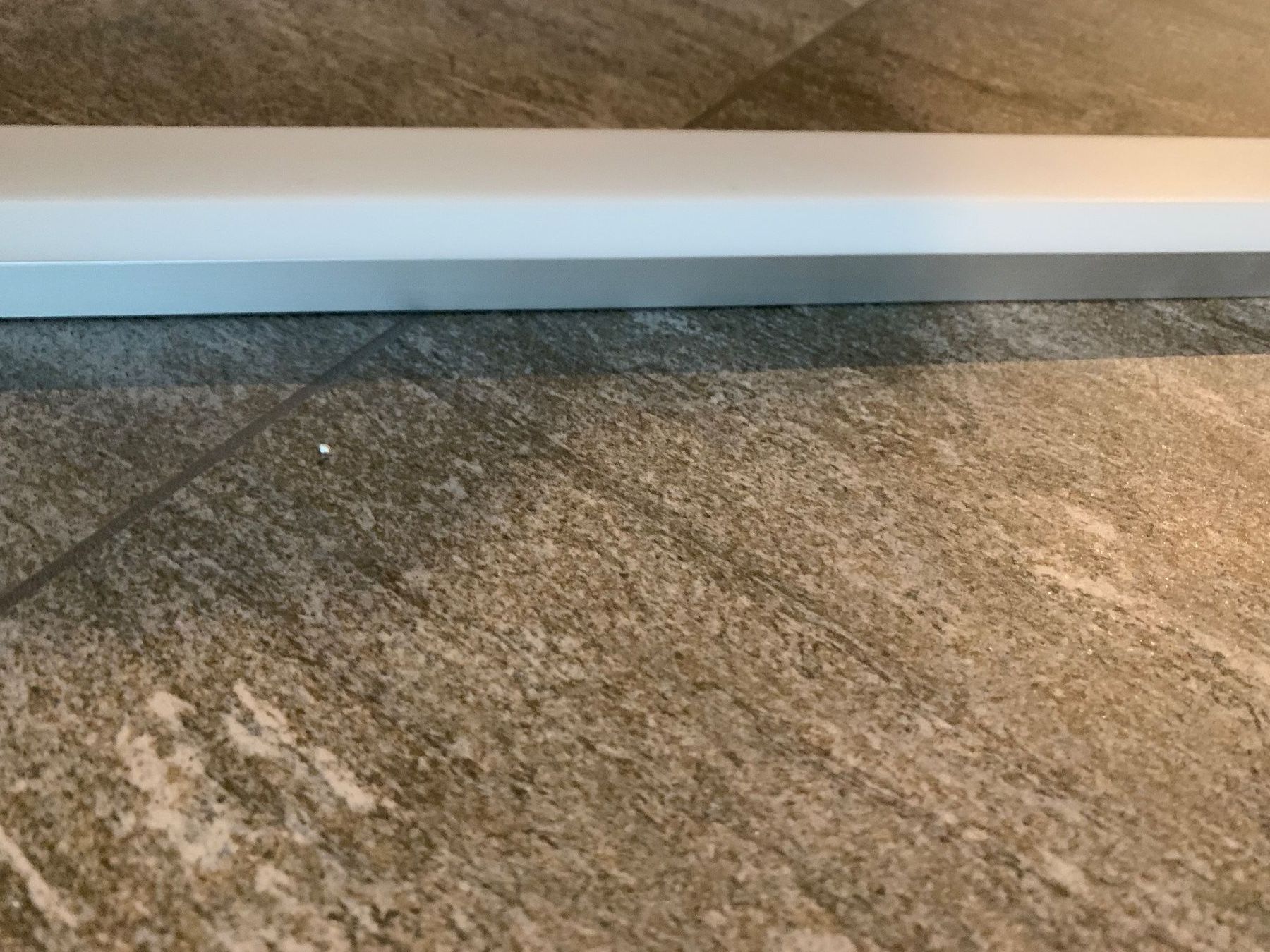 Kronleuchter & Deckenlampen: UNEX LED Lichtleiste weiss, dimmbar, 3 m, inkl. Netzteil – Gebraucht aus Sursee von escape62 2