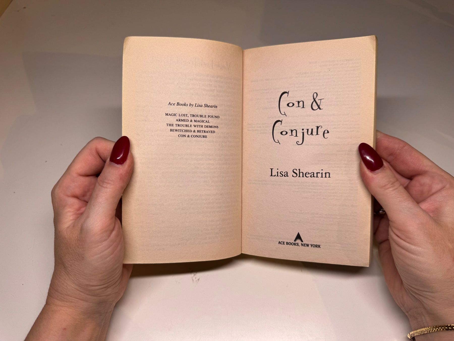 Libri: NOVEL: Lisa Shearin, Con & Conjure – Usato da Grosswangen venduto da English_books 2