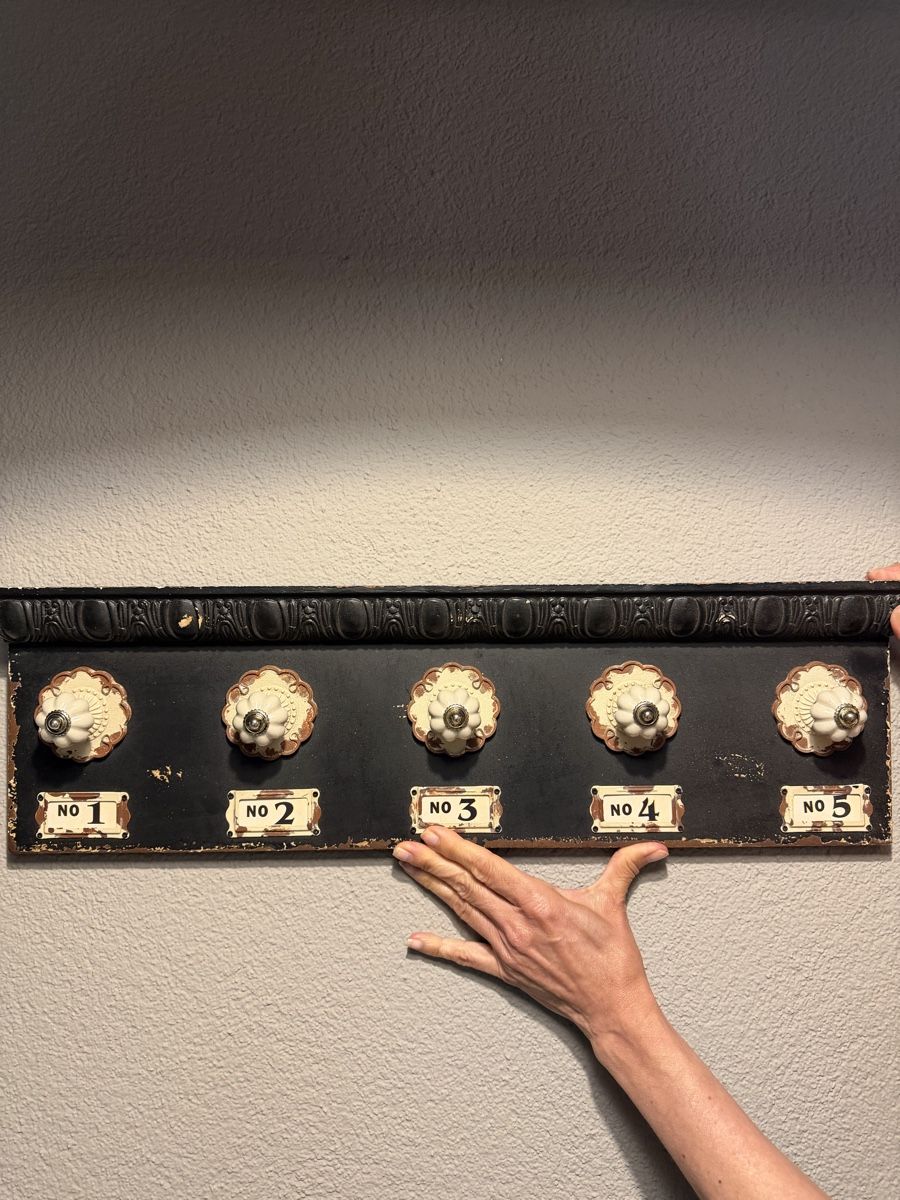 Ferramenta: Vintage Entryway Coat Rack – Usato da Winterthur venduto da adriana_1000 2