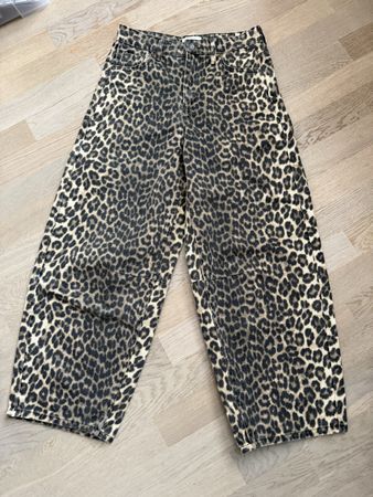 Jeans weit geschnitten mit Leopardenmuster Grösse 36