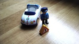 Playmobil 123 Polizeiauto mit Polizist und Warnschild.