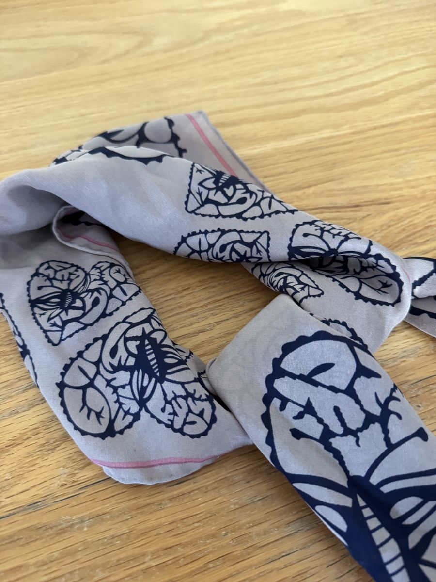 Becksöndergaard Foulards & écharpes: Beck Söndergaard Square Silk Scarf Butterfly & Heart Pattern – D'occasion à Dübendorf par ClaraS. 4