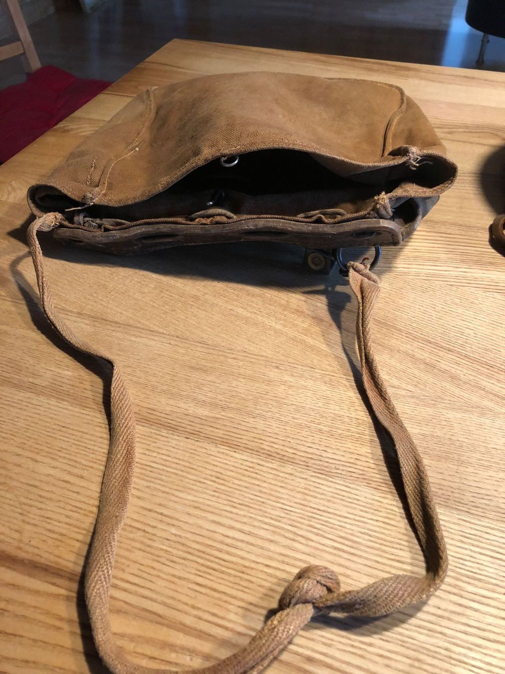 Abiti antichi: Antiker Helm +Leder/Stofftasche – Usato da Röschenz venduto da Tashroal 4