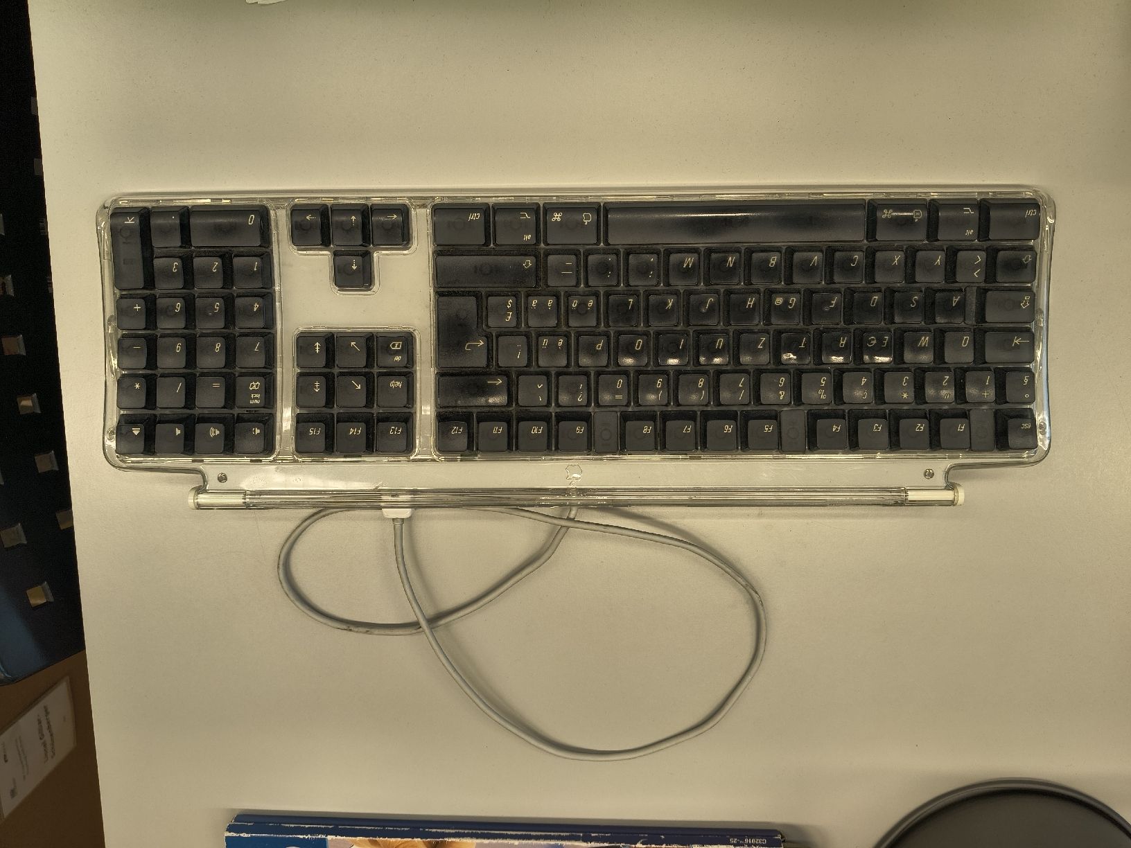 Apple Tastiere: Apple Pro Keyboard M7803 transparent wired used condition – Usato da Zürich venduto da TrainLine 3