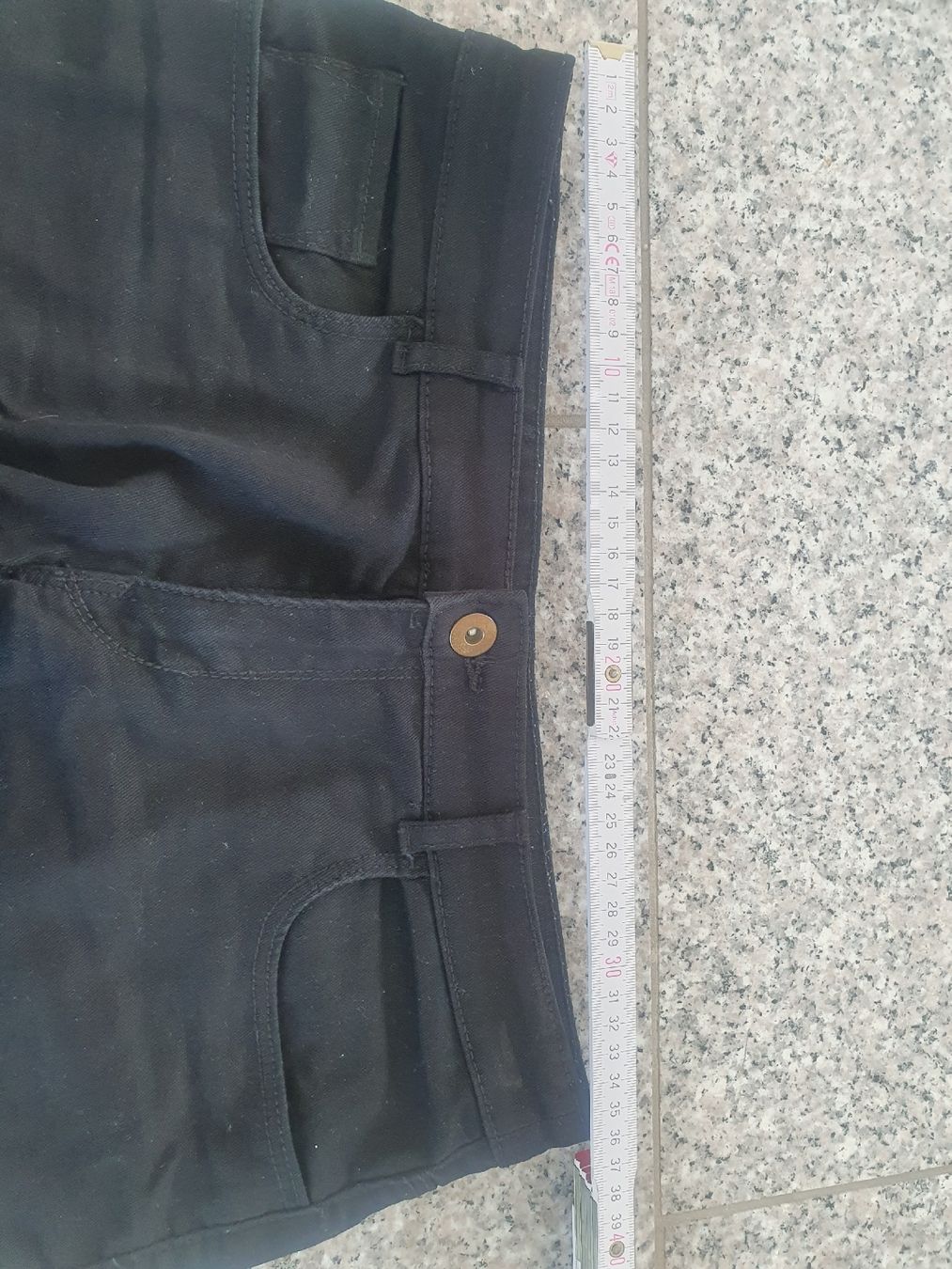 H&M Pantaloni: Schwarze H&M Shorts, Grösse 36 – Usato da Moosseedorf venduto da Sonnenschein.. 6