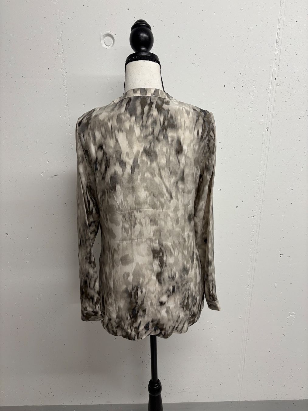 Rich & Royal Blusen: Rich & Royal Seidenbluse Batik grau creme 36 – Neu (gemäss Beschreibung) aus Regensdorf von secondchancefashion 3