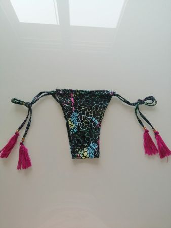 Bikinihose schwarz/farbig mit Zötteli
