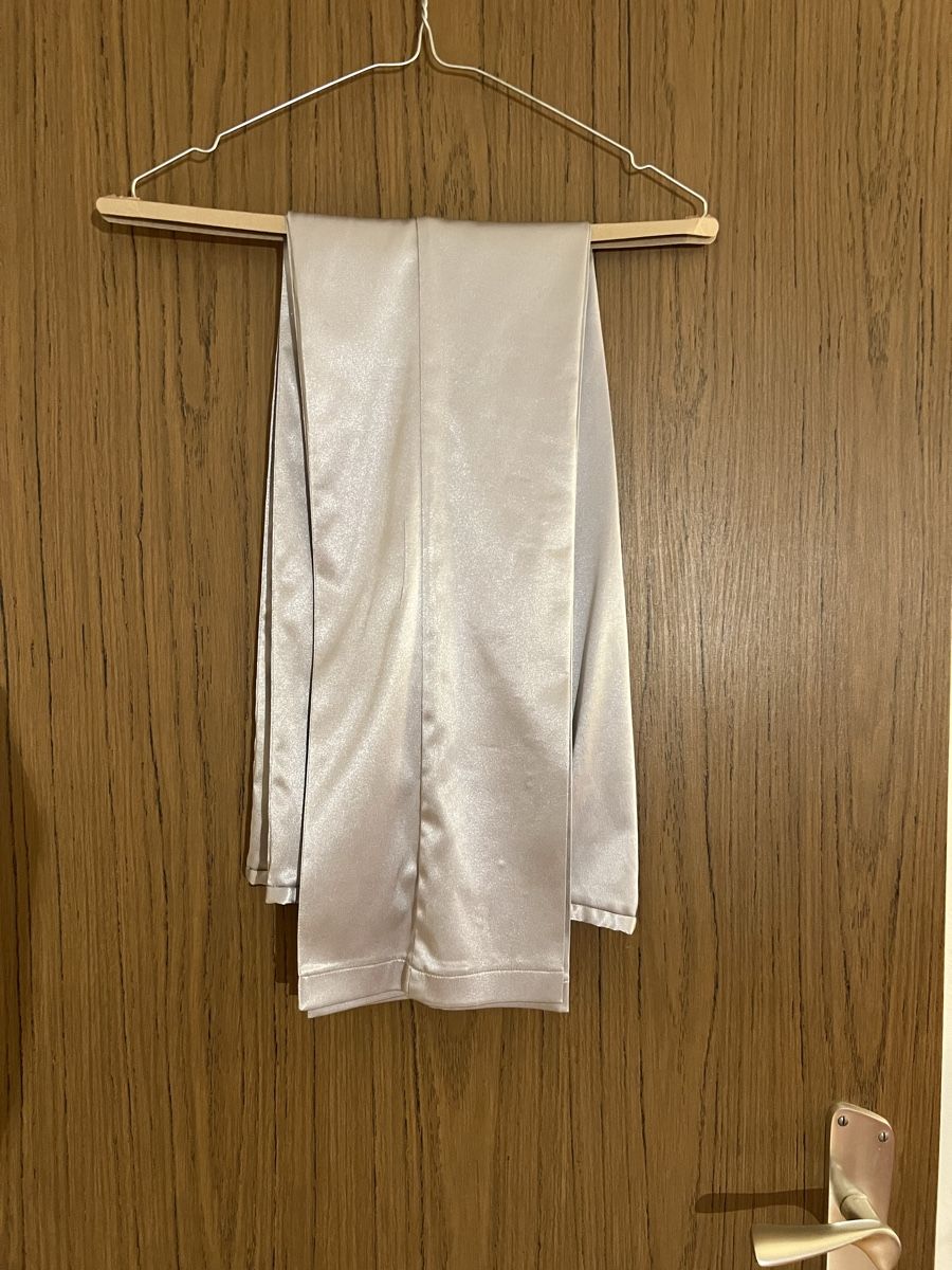 Costumi: Silberner Hosenanzug, Gr. 36, elegant – Nuovo (secondo la descrizione) da Rüschlikon venduto da Picpara 2