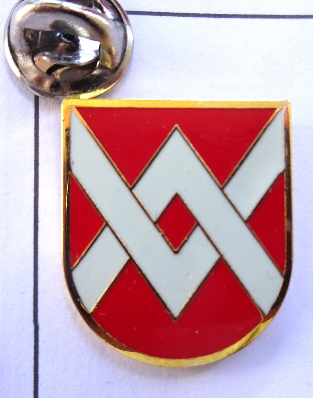 Placchette & Badge: Pin Wappen rot weiss Hag – Usato da Utzenstorf venduto da BUtter81