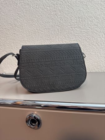 Schwarze Umhängetasche mit Muster - stylisch & praktisch