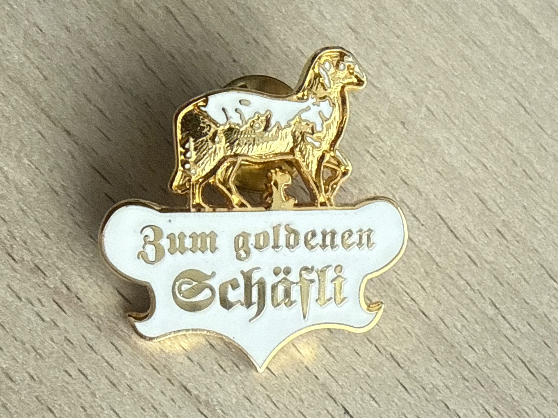 Plaketten & Abzeichen: Pin Zum goldenen Schäfli – Gebraucht aus Glattbrugg von Schweigmatt