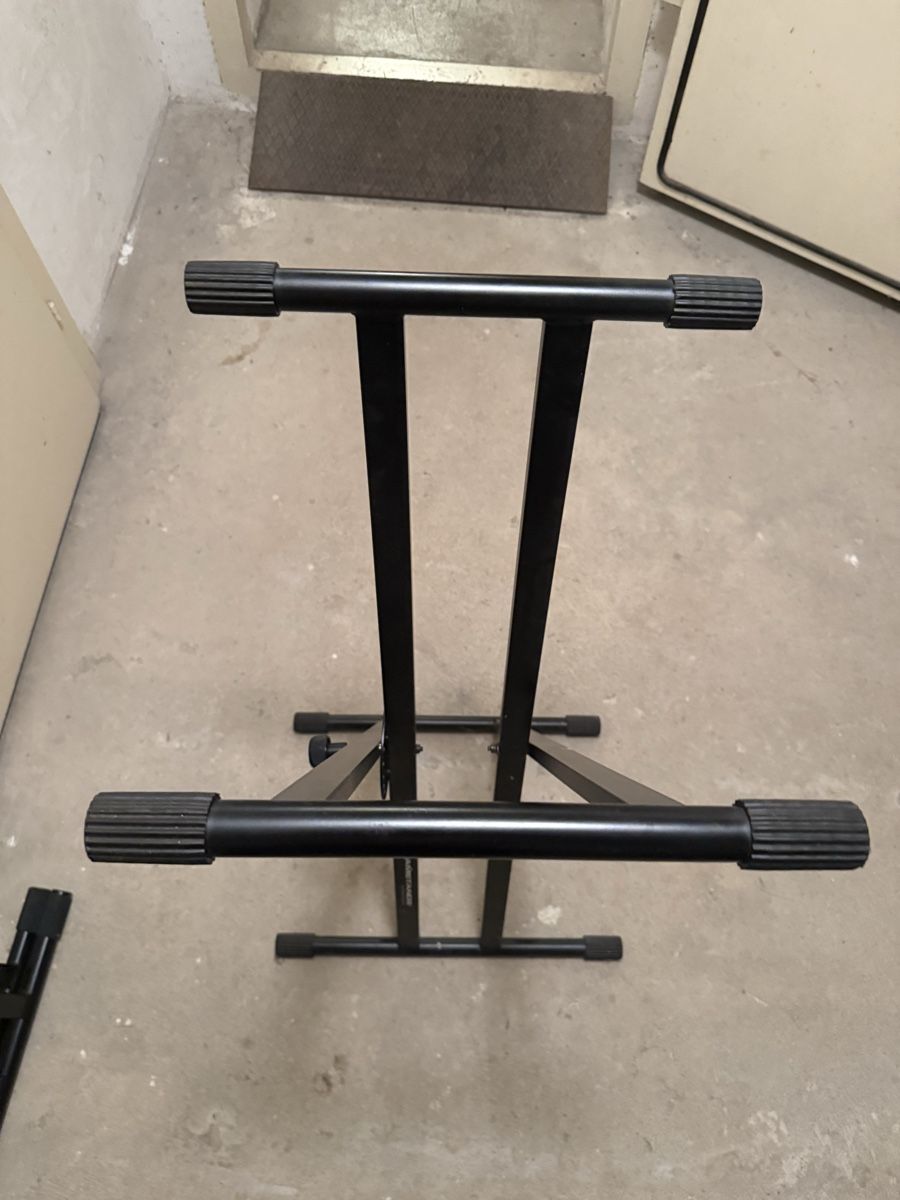 Instrumenten-& Notenständer: JamStands by Ultimate Support – Keyboardständer  – Gebraucht aus Basel von Beat-Schneider 2