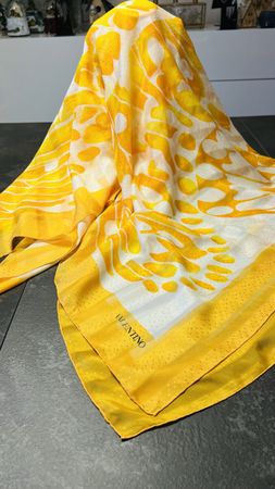 Foulard VALENTINO soie jaune élégant Rare 135 cm