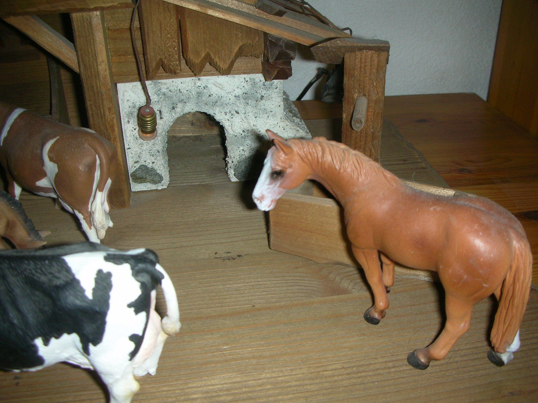 Schleich Spielzeuge: Alter Stall mit 7 Schleichtieren – Gebraucht aus Rheinfelden von Javea4 5