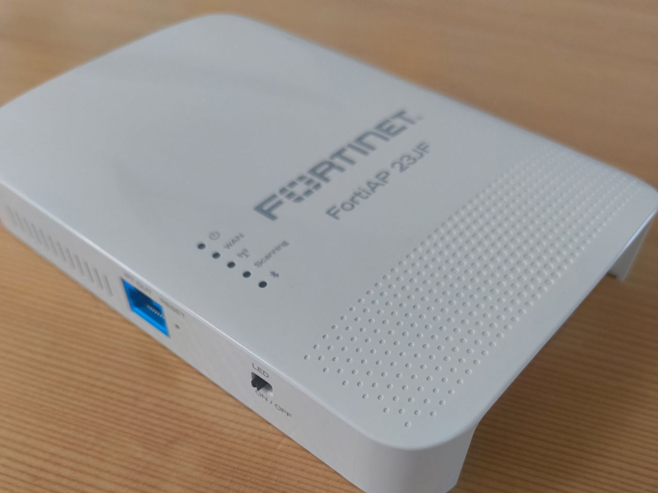 Modem & Router: Fortinet FortiAP 23JF – Usato da Unterägeri venduto da giten 1