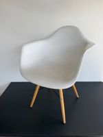 Zwei weisse Stühle (Eames-Kopie)