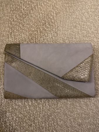 Sac pochette Mario Valentino gris et motif serpent 🐍