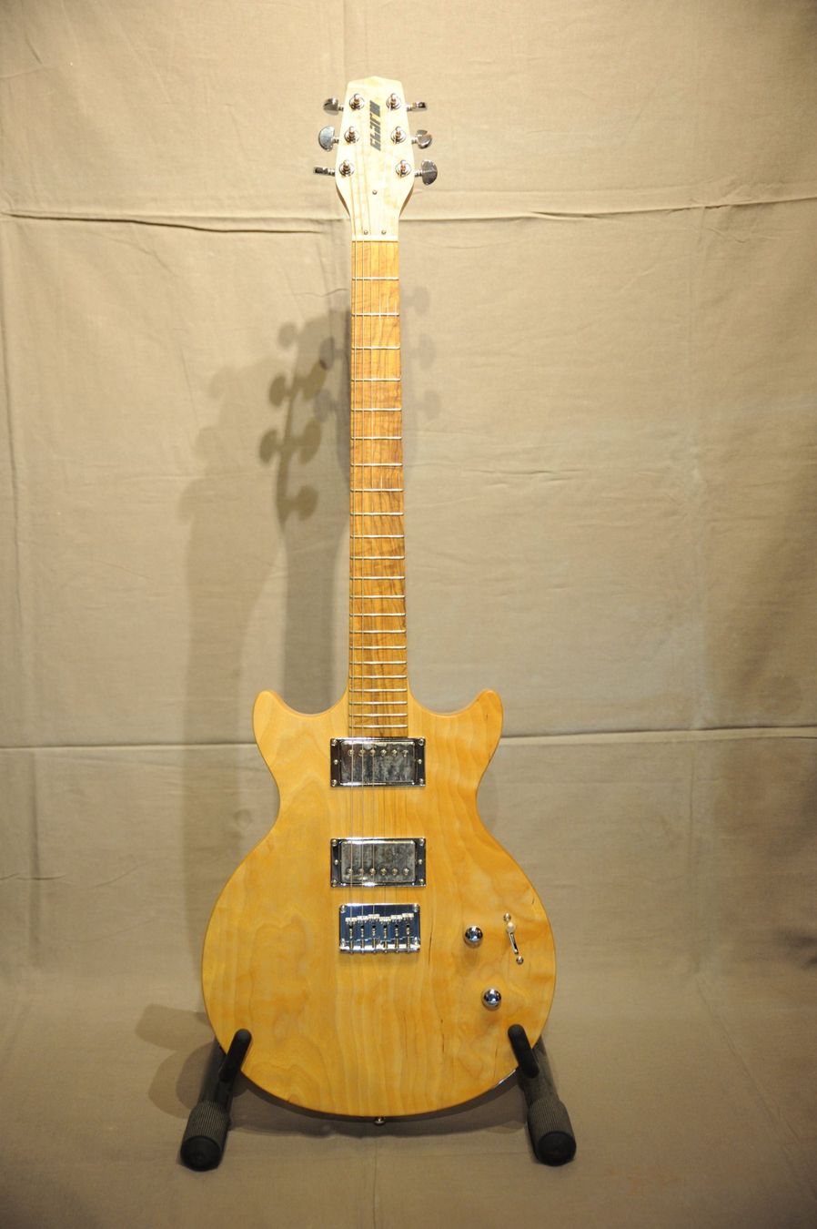 Instruments de musique: Handgemachte Double Cut Gitarre – D'occasion à Utzenstorf par stoeffu77